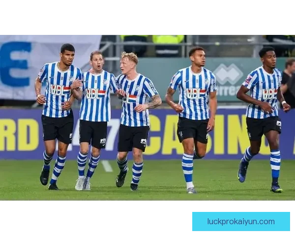 荷兰阿克右后卫表现稳健，未来发展值得关注