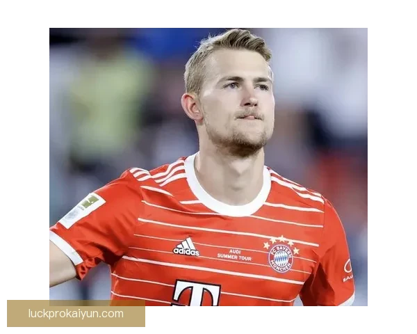 德里赫特技术特点分析：防守稳健、传球精准，具备强大的对抗能力