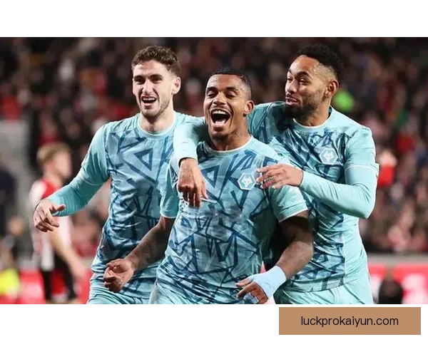 英超埃弗顿在与热刺的对决中表现稳健，状态回暖值得关注